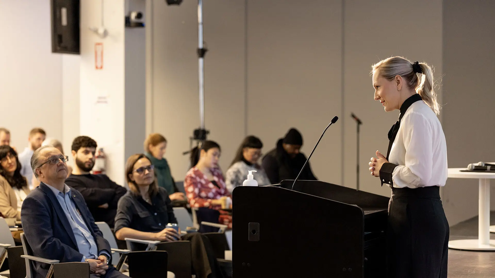 Isadora Hellegren, Senior Project Manager in AI Public Policy Research at Mila, opened the event on the risks of chatbots to youth mental health.