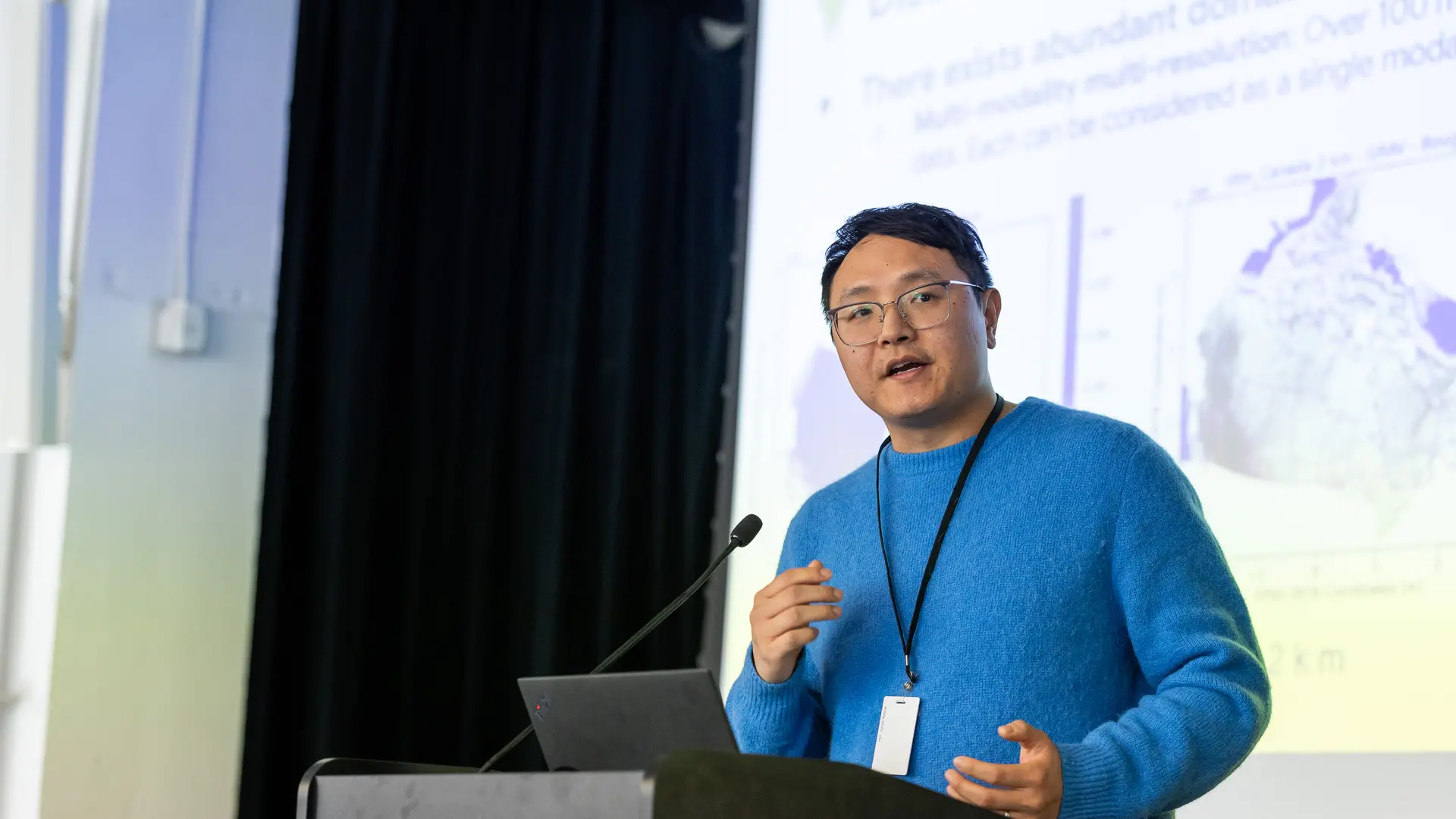 Photo de Ge Li, scientifique en recherche appliquée, qui présente son travail sur scène