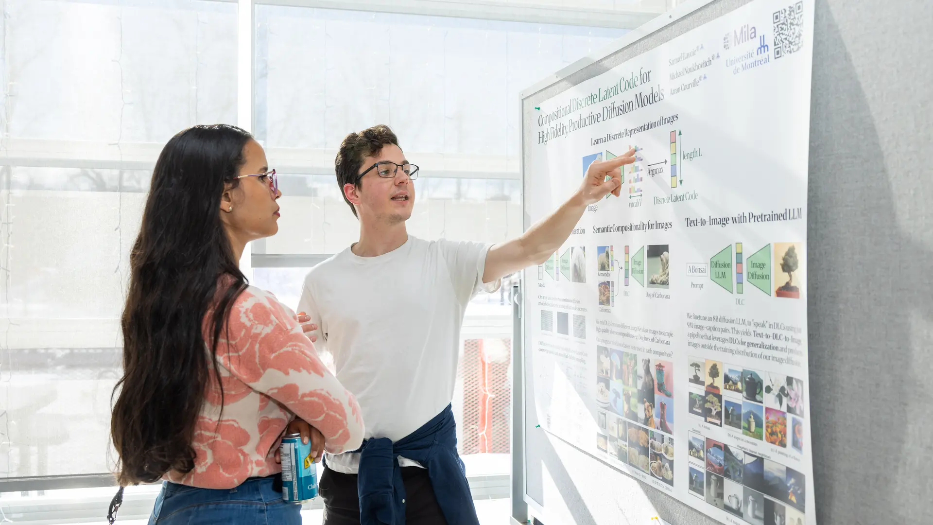 Photo de 2 étudiants autour d'un poster scientifique