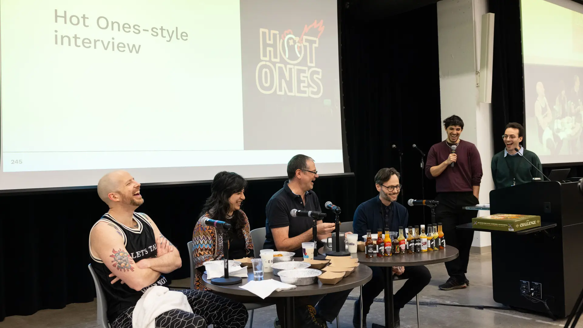 Photo des profs Profs Blake Richards, Tegan Maharaj, Aaron Courville et Hugo Larochelle répondant à des questions « hot takes » entre deux bouchées de sauce piquante.