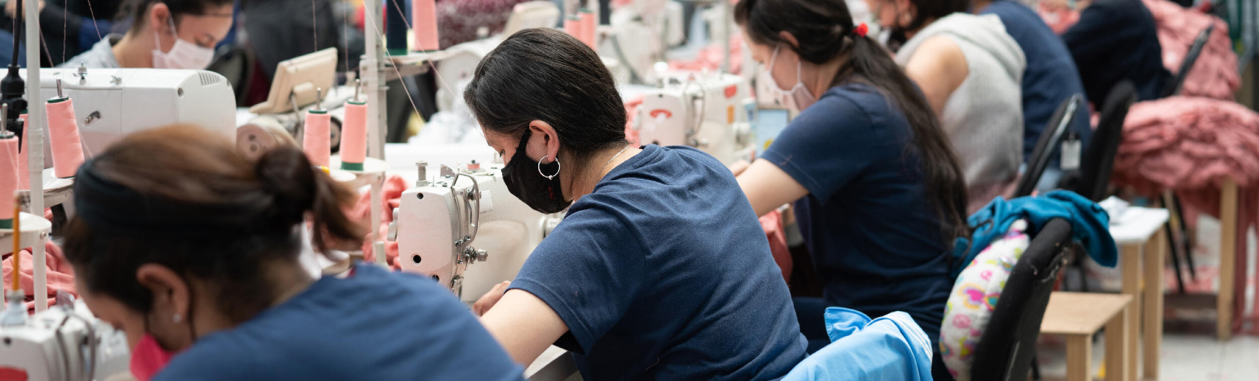 Des femmes travaillant dans une usine de textile. 