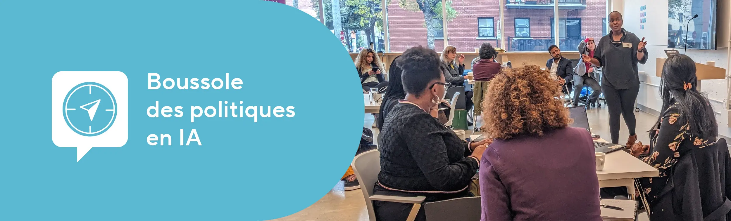 Logo du programme et photo d'une femme qui fait une présentation à un groupe.