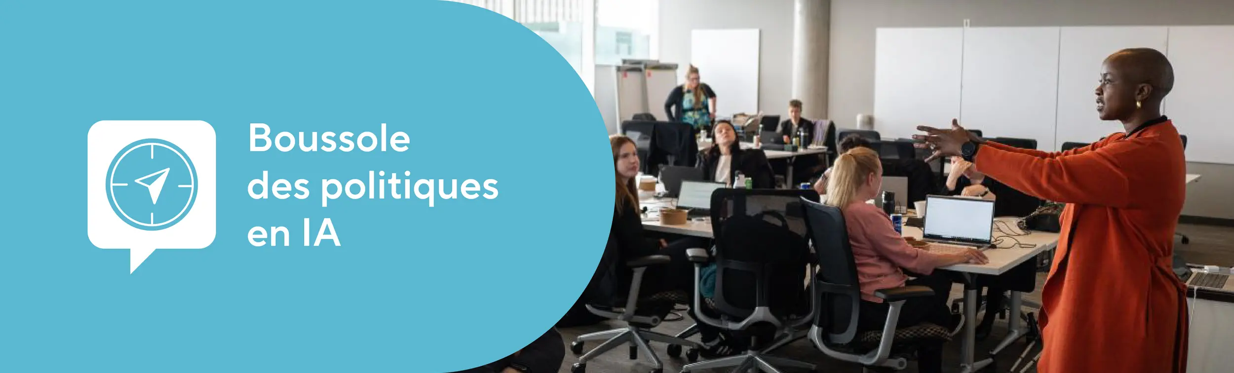 Logo du programme et photo d'une femme qui fait une présentation à un groupe.