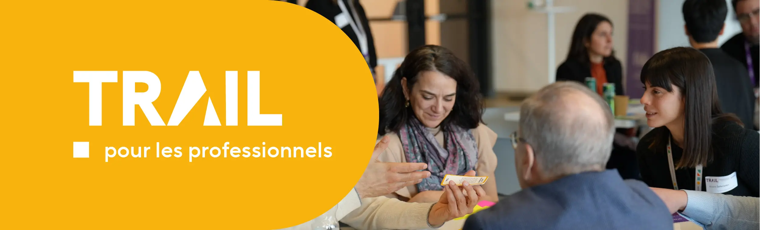 Logo du programme et photo de personnes qui discutent autour d'une table. 