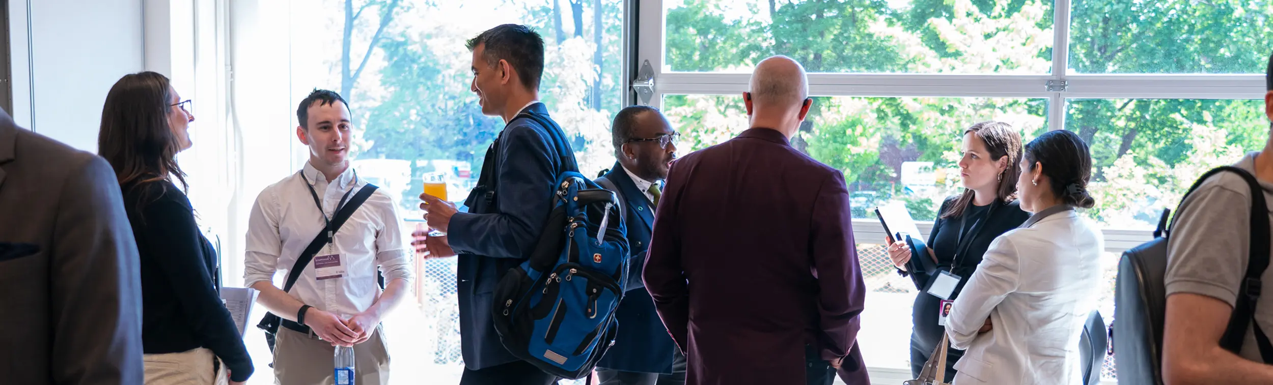 Un groupe de personnes discute lors du symposium annuel des partenaires de Mila.