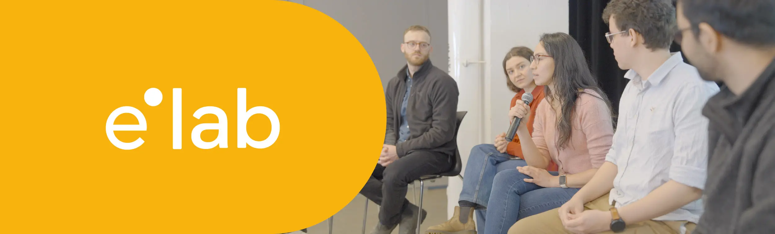 Logo du eLab, accompagné d'une photo de participants à la cohorte du lab d'entrepreneuriat