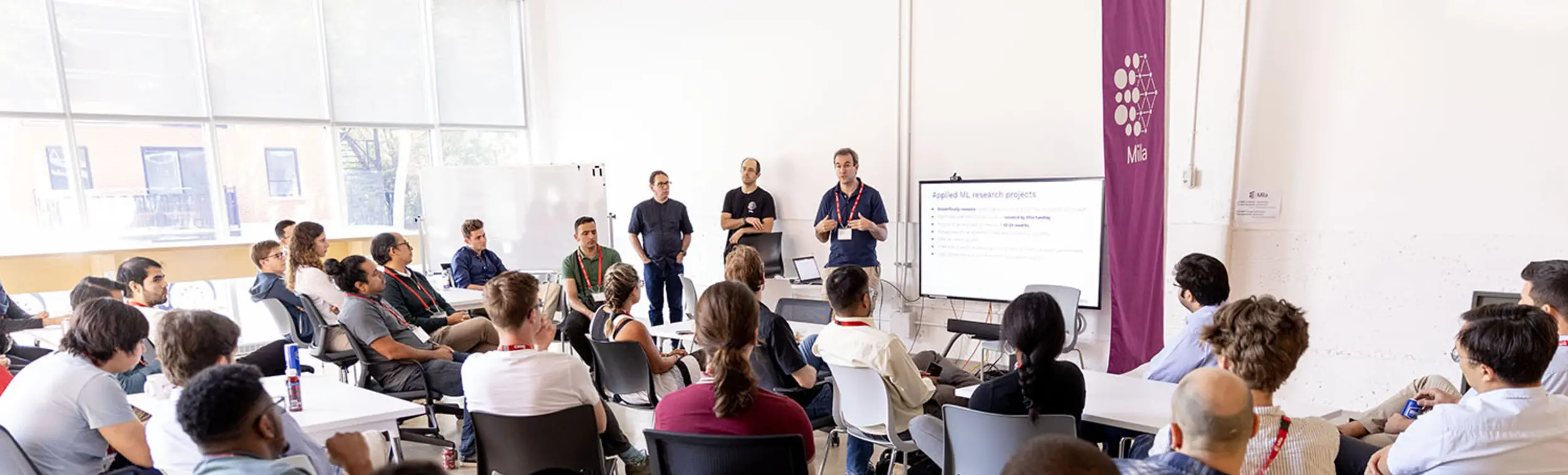 Un groupe de personnes s'est réuni dans l'un des espaces de Mila pour un événement.
