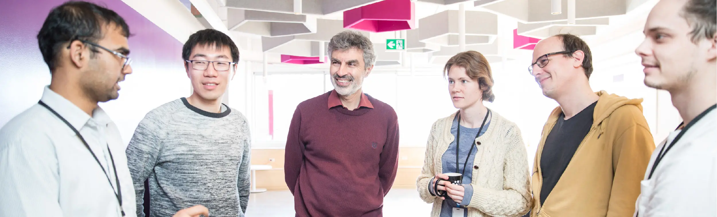 Yoshua Bengio qui discute avec des professeurs et des étudiants
