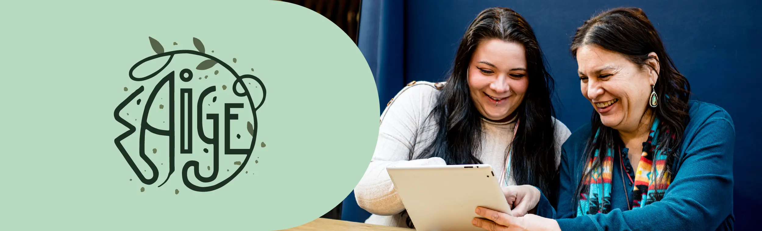 Logo du projet SAIGE avec une photo de deux femmes autochtones regardant un appareil mobile. 