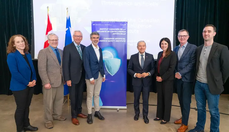 Photo de groupe pour le lancement de l'Institut canadien pour la sécurité de l'intelligence artificielle