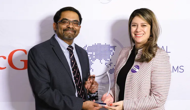 Photo de la prof Samira Rahimi qui reçoit le prix Donald A. Henderson Prize