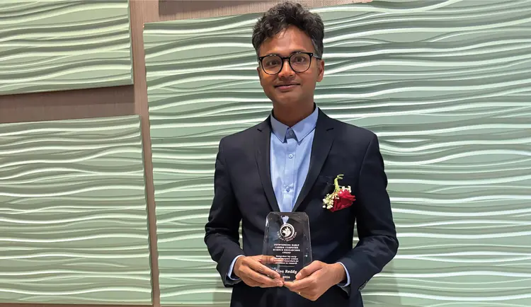 Photo de Siva Reddy reçoit le prix décerné par Info-CAN 