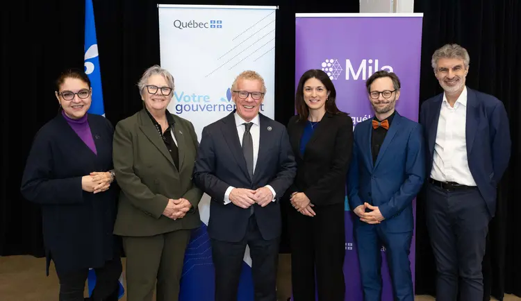 Sur la photo de gauche à droite : Mme Céline Haytayan, députée de Laval-des-Rapides et adjointe parlementaire du ministre, volets intelligence artificielle, quantique, sciences et innovation, Mme Chantal Rouleau, ministre responsable de la Solidarité sociale et de l’Action communautaire et ministre responsable de la Métropole et de la région de Montréal, M. Jean Boulet, ministre de l’Économie, de l’Innovation et de l’Énergie, Mme Valérie Pisano, présidente et cheffe de la direction de Mila, M. Hugo Larochel