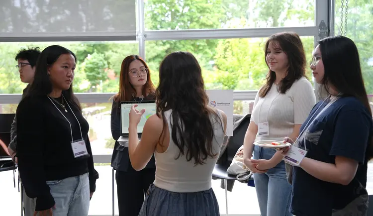 Groupe de femmes participant au demo day de AI4Good lab qui discutent ensembles