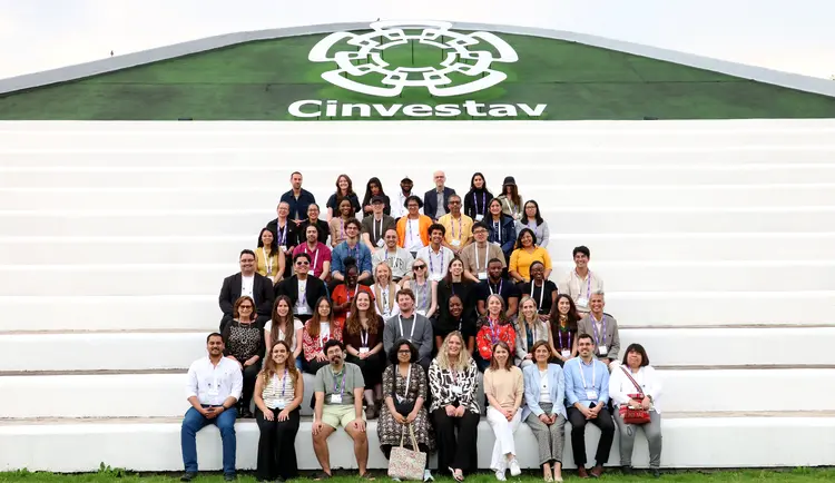 Photo de groupe des participants de l'école d'été au Mexique en face du logo CINVESTAV