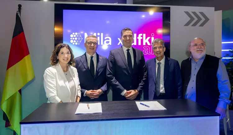 Group picture of Valerie Pisano and CEO of DFKI