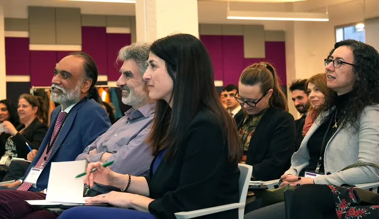 Valérie Pisano et Yoshua Bengio dans l'assistance durant la conférence sur les droits humains