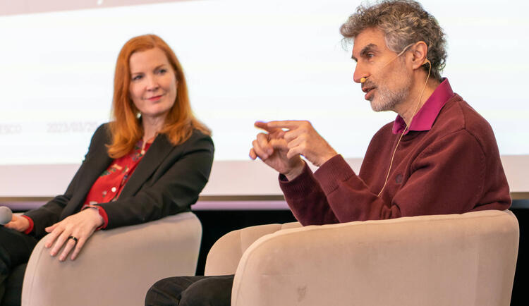 Picture of Kate Crawford and Yoshua Bengio discussing AI's future