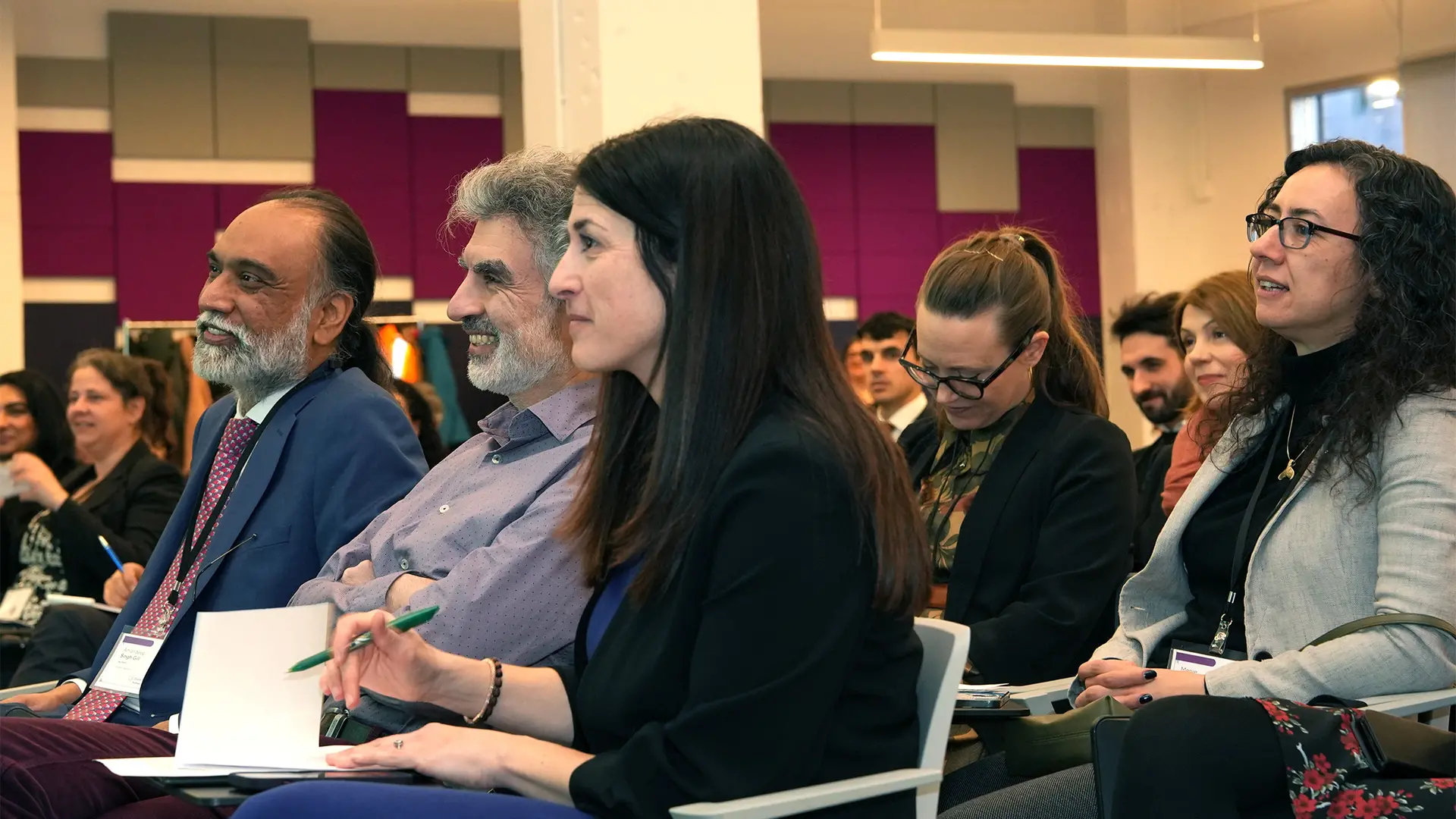 Yoshua Bengio, Valérie Pisano et Amandeep Singh Gill à la conférence de Mila sur l'IA et les droits humains. 